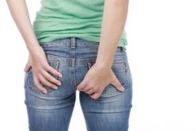 Coceira no ano é un sinal da presenza de parasitos no corpo