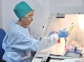 Realización dunha proba de feces para ovos de vermes